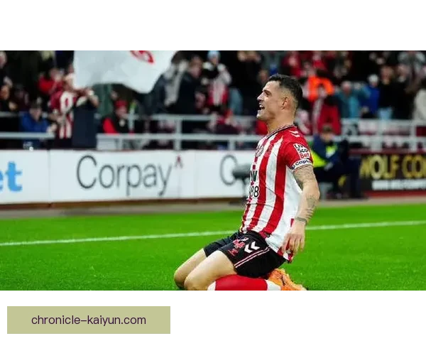 滕哈赫在关键比赛中的表现稳健，战术安排备受关注